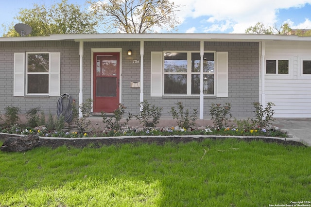 view of front of property with a front yard