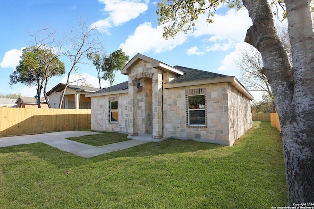 view of front facade with a front yard