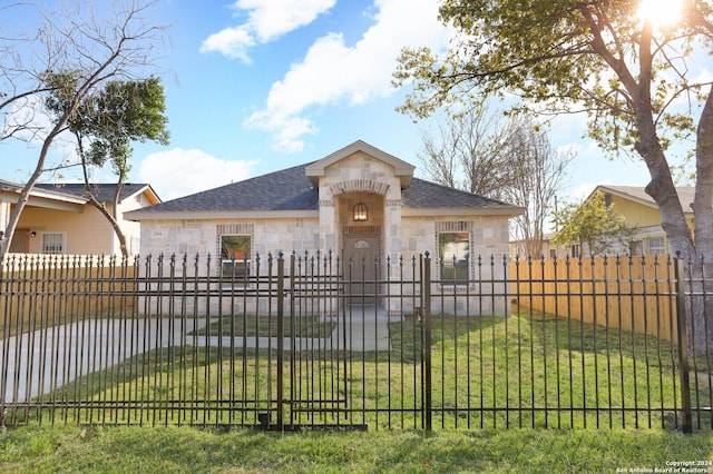 view of front facade featuring a front yard