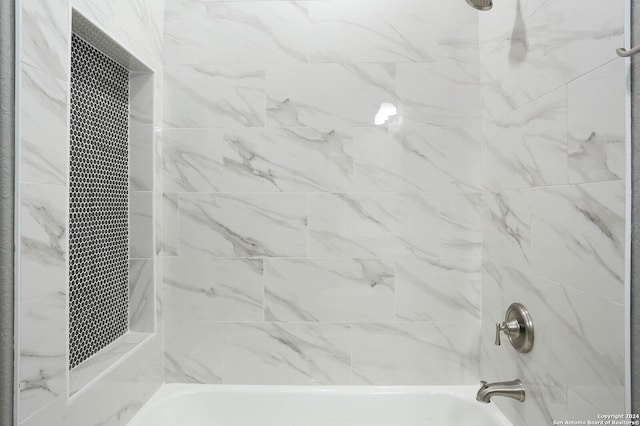 bathroom with tiled shower / bath combo