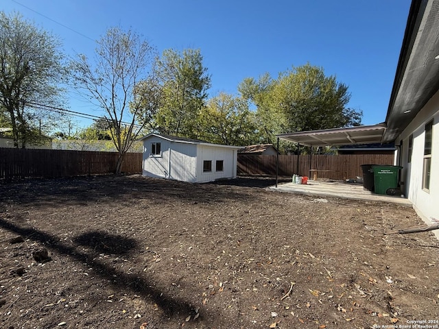 view of yard featuring a storage unit