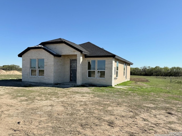 view of front of house featuring a front lawn