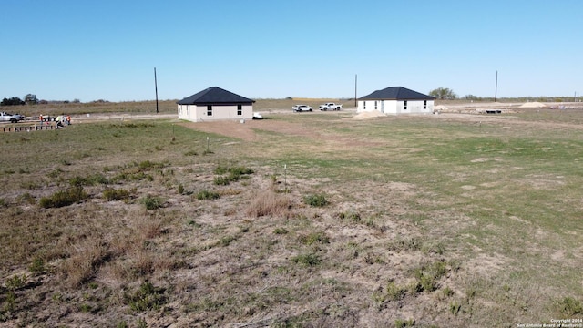 view of yard featuring a rural view