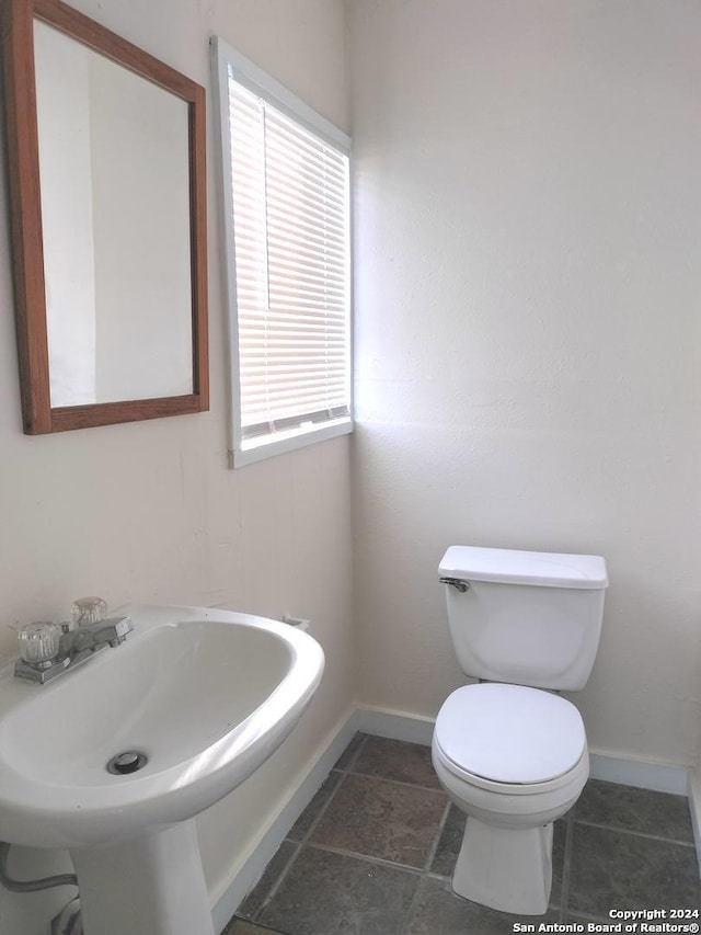 bathroom featuring toilet and sink