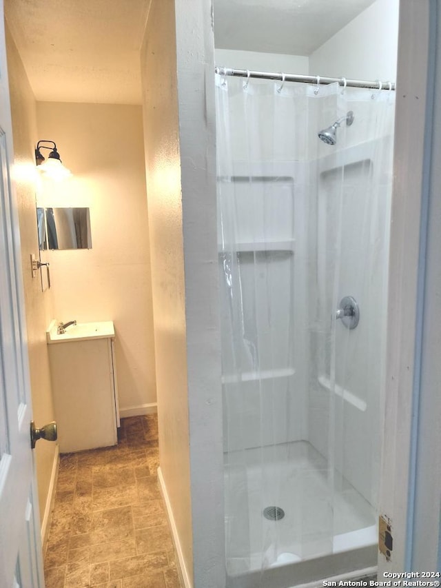 bathroom featuring a shower with shower curtain