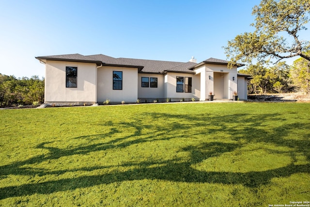 view of front facade with a front yard