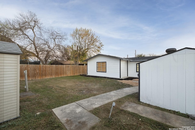 view of yard with a shed