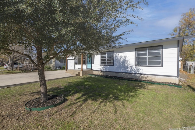 view of front facade featuring a garage and a front yard