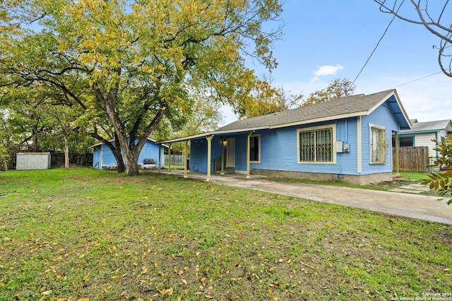 view of front of home with a carport and a front lawn