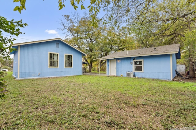 back of house featuring a lawn