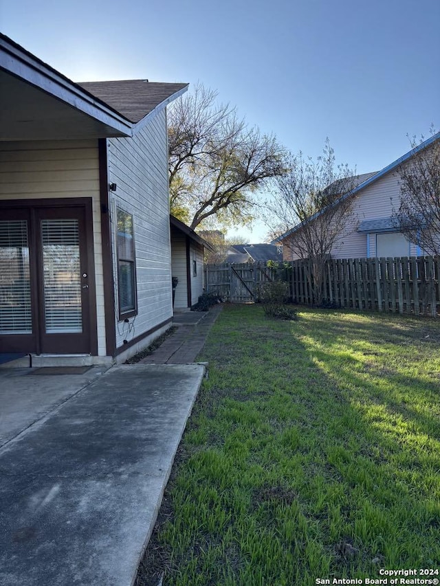 view of yard featuring a patio