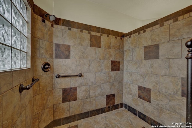 bathroom featuring tiled shower