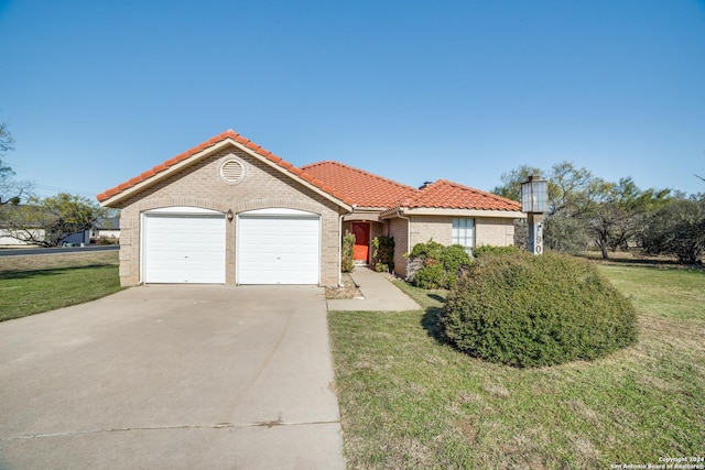 view of front of home featuring a front yard and a garage