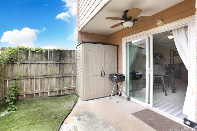 view of patio featuring grilling area and ceiling fan