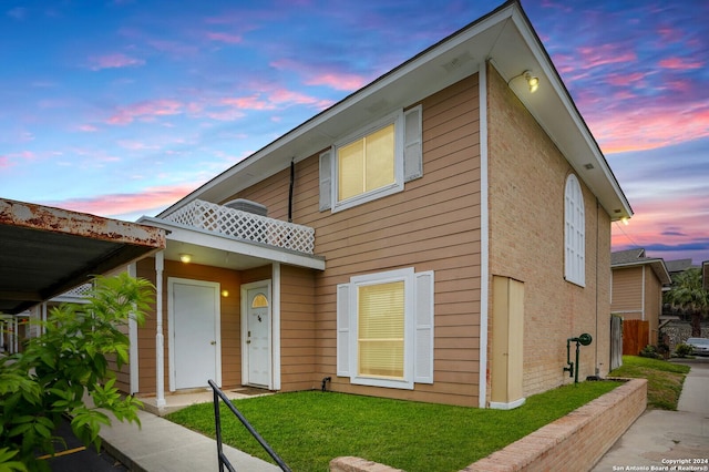 view of front of property featuring a yard