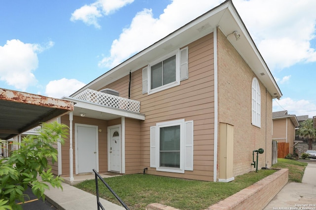 view of front of property with a front yard