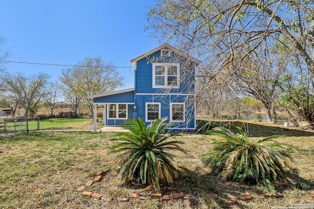 view of front facade with a front yard