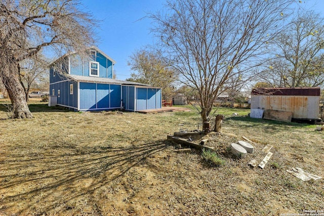 view of yard with a shed