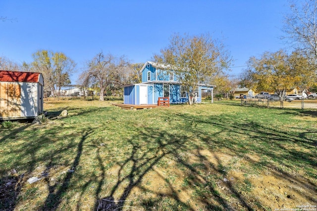 view of yard featuring a shed