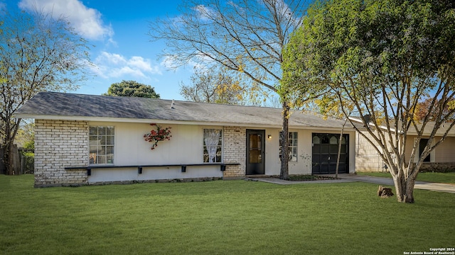 ranch-style house featuring a front yard