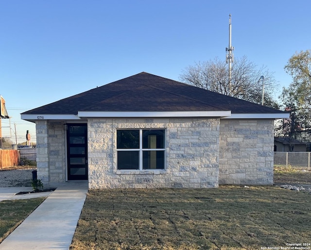 view of front of property featuring a front yard