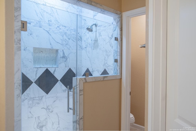 bathroom featuring toilet and tiled shower