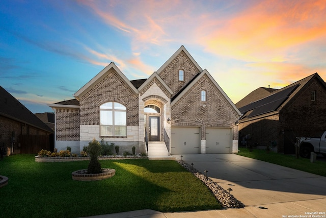 view of front facade featuring a yard and a garage