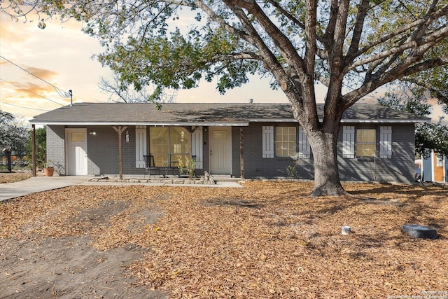 single story home with a porch