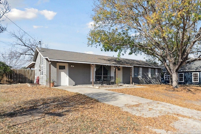 ranch-style home featuring covered porch