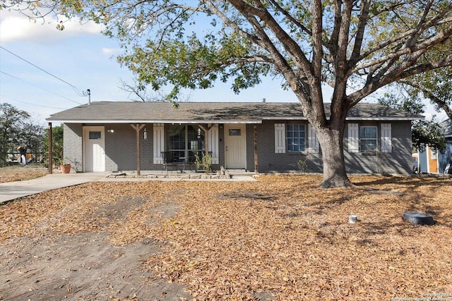 ranch-style home with a porch