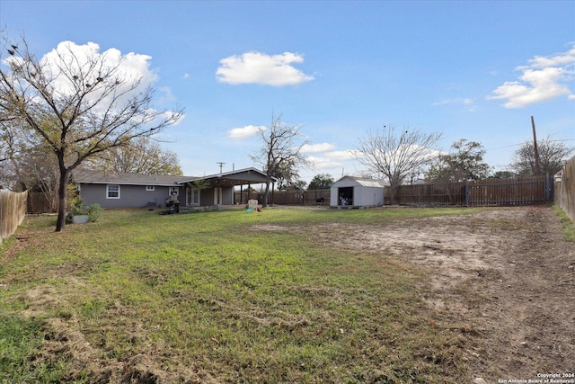 view of yard featuring a storage unit