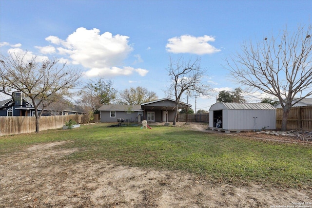 view of yard with an outdoor structure