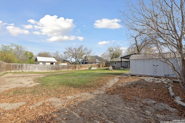 view of yard featuring a storage shed