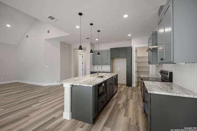 kitchen with a kitchen island with sink, sink, pendant lighting, black electric range, and gray cabinets