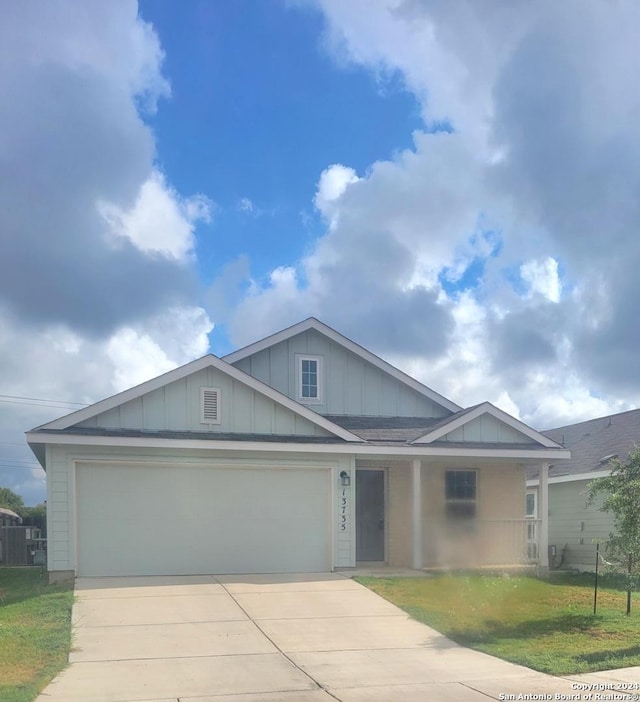 view of front facade featuring a front lawn and a garage