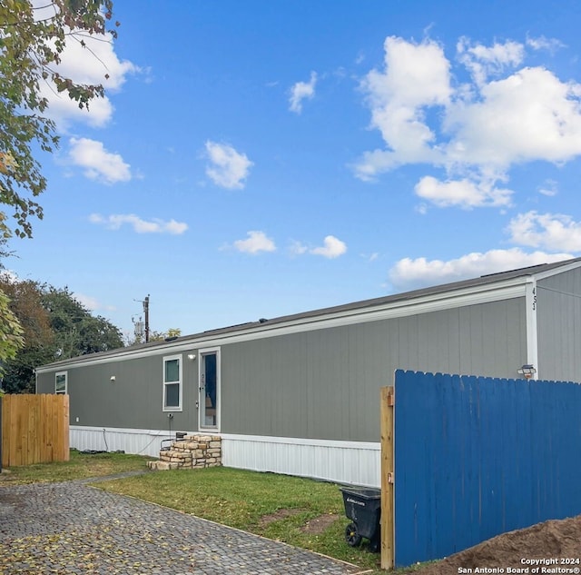 exterior space featuring a front yard