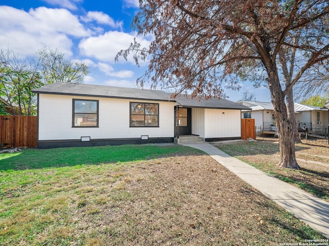 single story home with a front yard