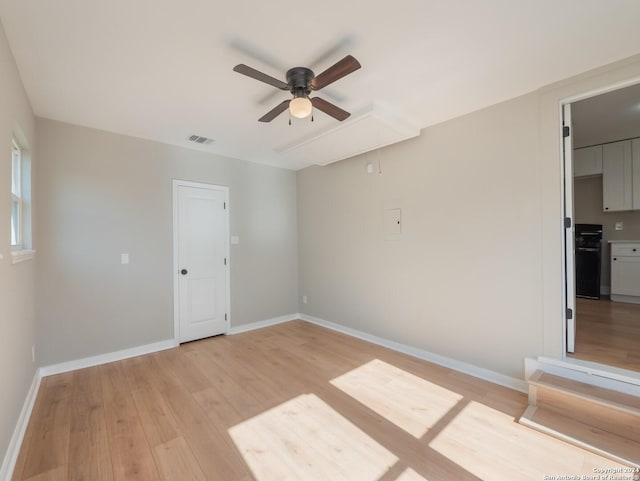 empty room featuring light hardwood / wood-style floors and ceiling fan