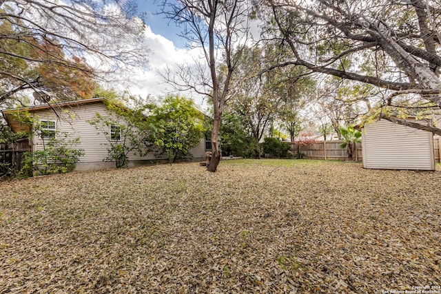 view of yard featuring a storage shed