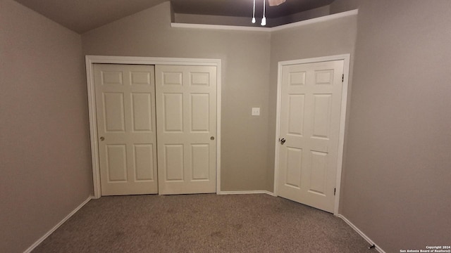 unfurnished bedroom with carpet, a closet, ceiling fan, and baseboards