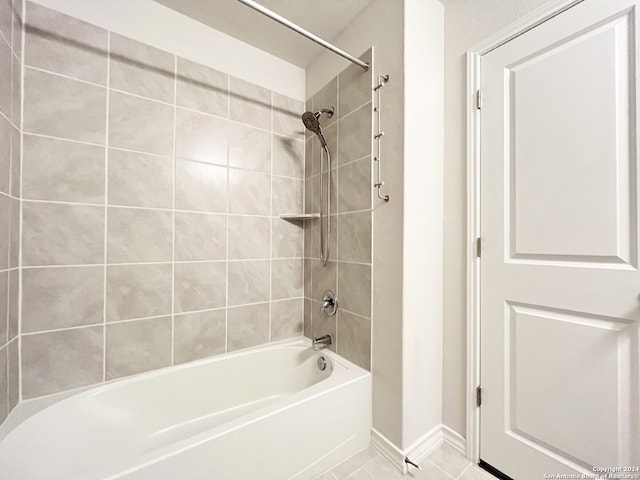 bathroom with tiled shower / bath