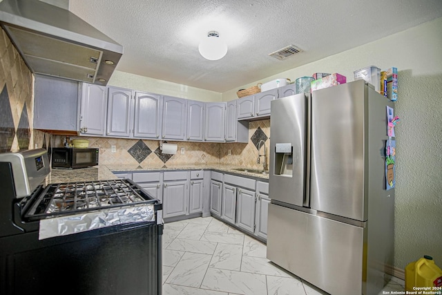 kitchen featuring tasteful backsplash, stainless steel appliances, sink, gray cabinets, and range hood