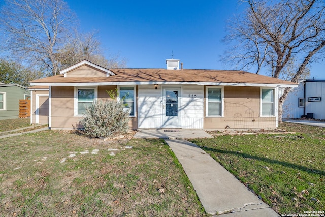 single story home featuring a front yard