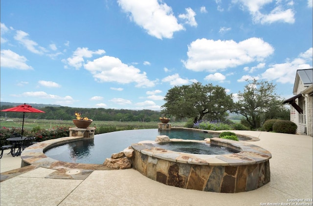 769 Pacific Pl, Spring Branch, TX 78070 - view of pool featuring a pool with connected hot tub
