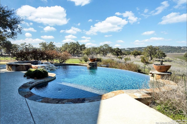 769 Pacific Pl, Spring Branch, TX 78070 - view of pool featuring an infinity pool and a jacuzzi