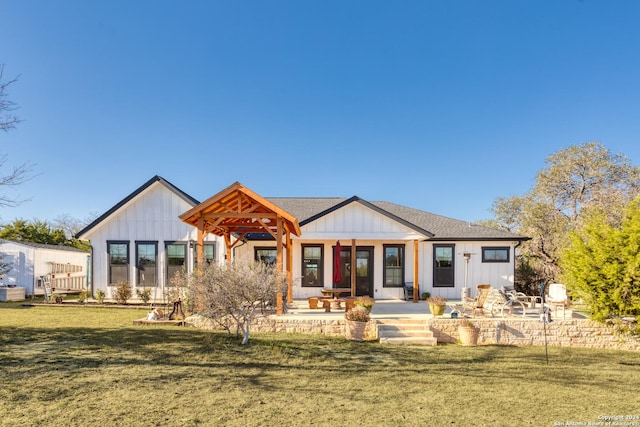 view of front of property with a front lawn