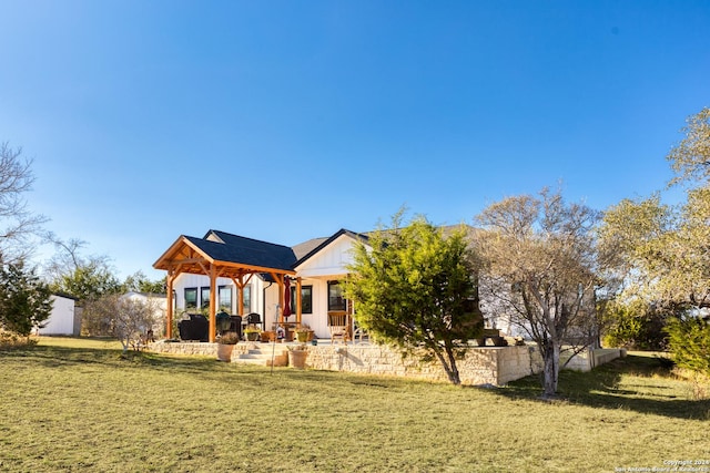 view of front of house featuring a front lawn