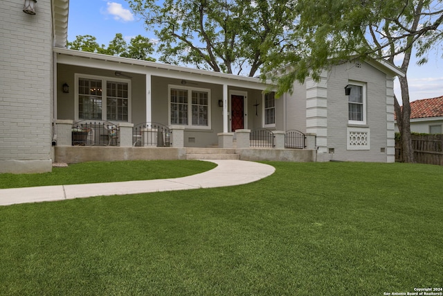 view of front of house featuring a porch and a front yard