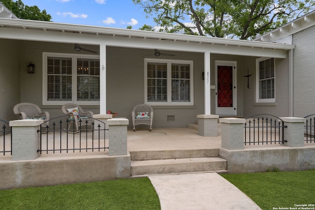 property entrance featuring ceiling fan and covered porch