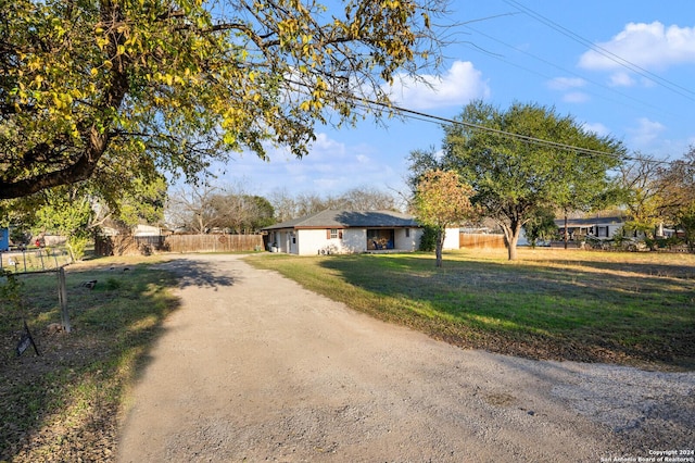 view of front facade featuring a front lawn